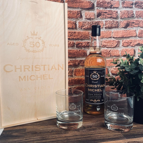 Caja de regalo cumpleaños : botella de whisky y dos vasos