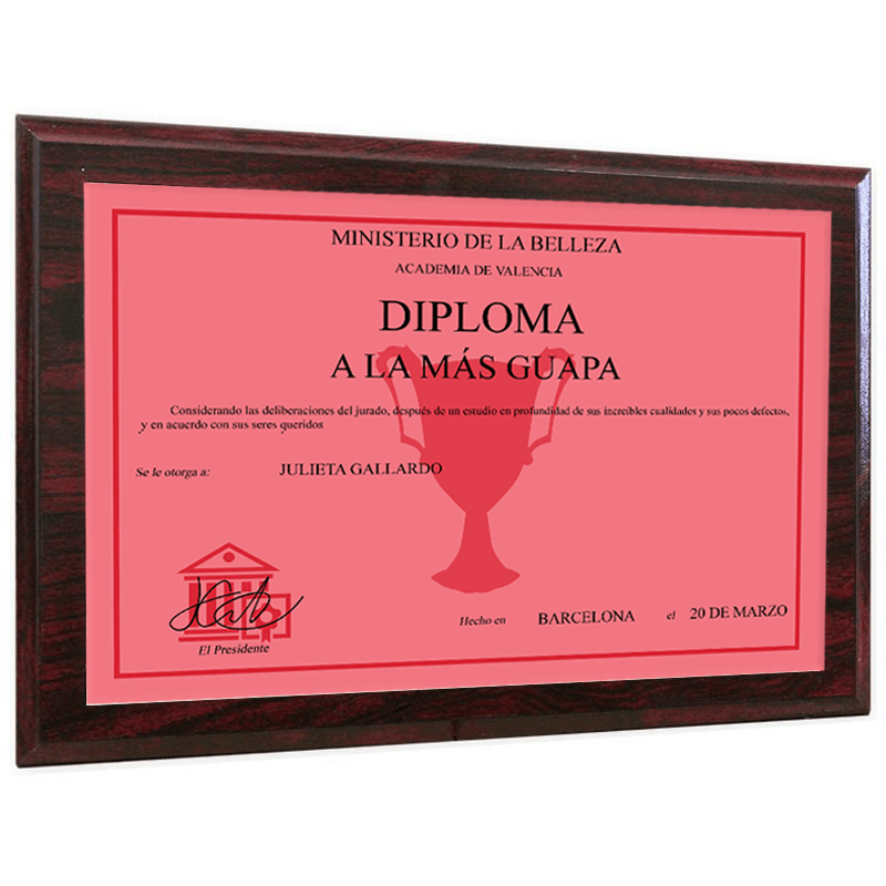 Diploma personalizado sobre soporte en madera